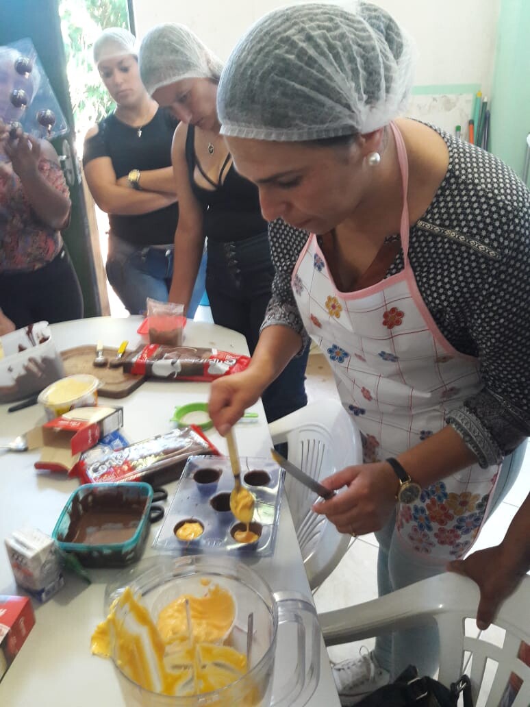 cras-prado-promove-oficina-de-chocolates-para-grupo-de-mulheres