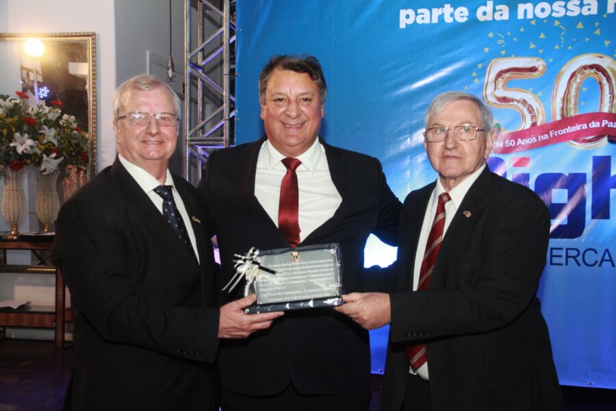 prefeito-homenageia-supermercados-righi-pelos-50-anos-de-historia-no-municipio