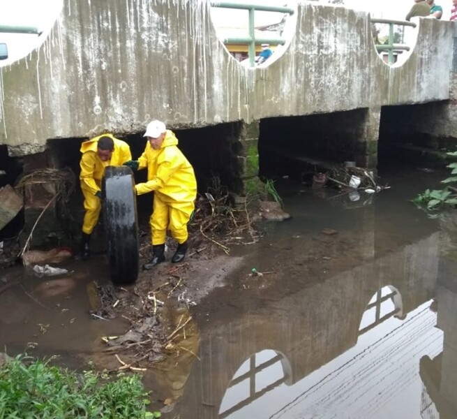 grande-quantidade-de-lixo-e-retirada-do-entorno-da-praca-artigas