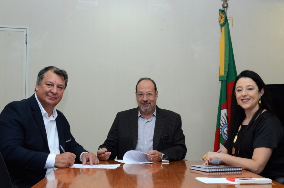 prefeito-assina-convenio-junto-ao-governo-do-estado-que-garante-o-repasse-de-r214-mil-horasmaquina-para-o-municipio