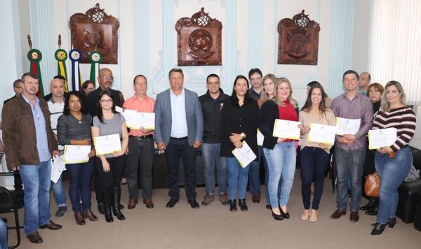 concurso-0012015-prefeito-empossa-mais-13-servidores