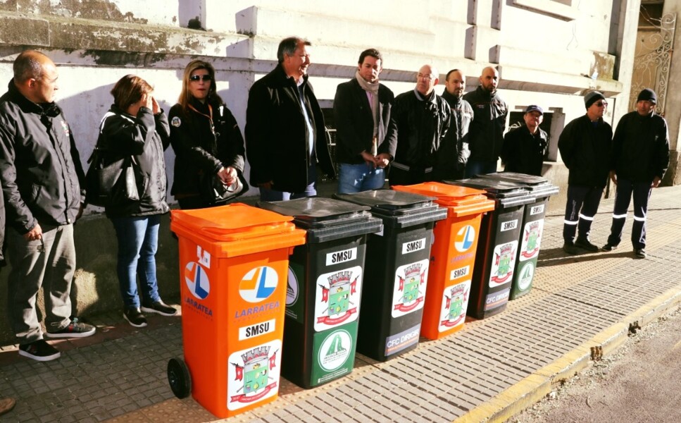 prefeito-municipal-participa-do-ato-de-entrega-de-seis-coletores-plastico-de-lixo