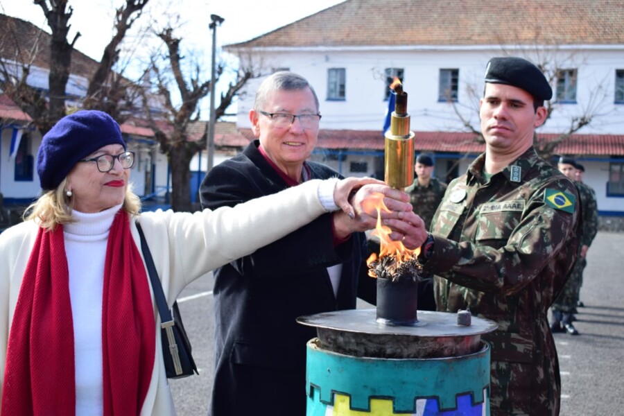 centelha-do-fogo-simbolico-da-patria-e-recebido-na-2-bateria