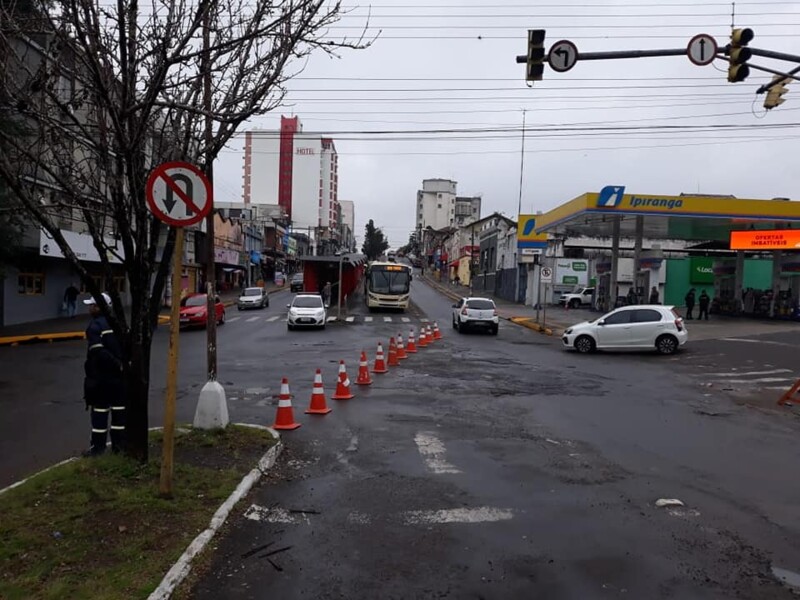 descarga-eletrica-causa-queima-de-semaforo-na-av-tamandare-e-transito-e-alterado