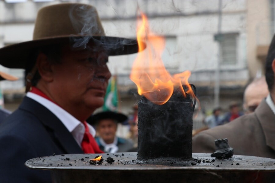 chegada-da-chama-crioula-reune-grande-publico-na-praca-general-osorio