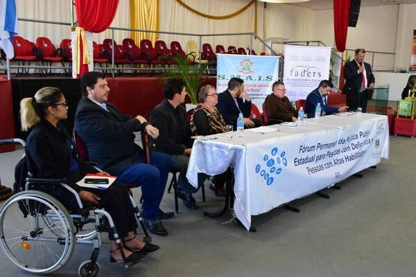 forum-discute-politicas-publicas-para-pessoas-com-deficiencia-e-altas-habilidades