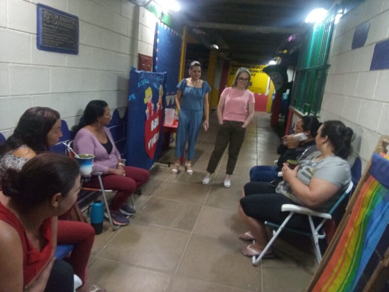 secretaria-de-educacao-conversa-com-pais-nas-filas-de-espera-da-rede-municipal-infantil