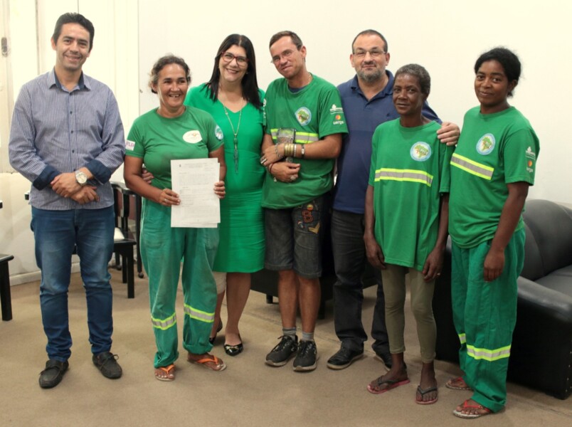 executivo-entrega-licenca-de-operacao-para-associacao-dos-catadores