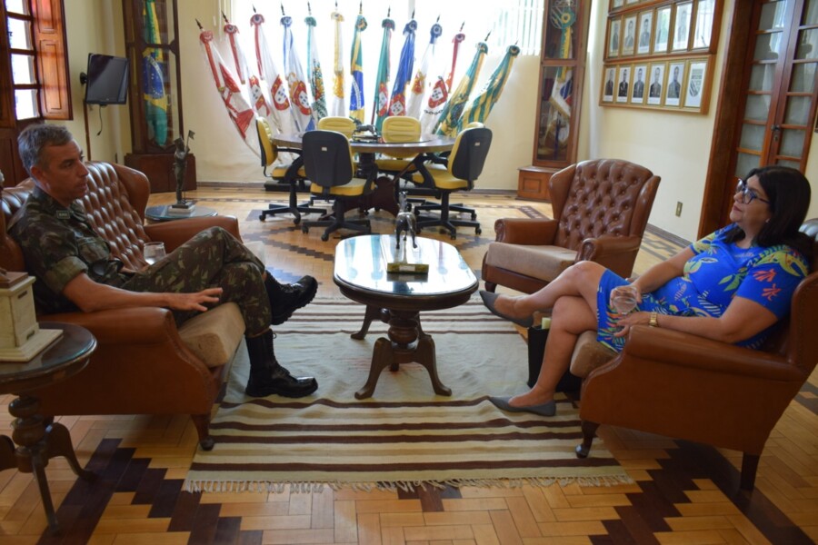 prefeita-e-recebida-pelo-comandante-do-7-rcmec