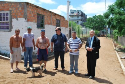 prefeito-e-vice-vistoriam-obras-de-calcamento-no-beco-do-nabais