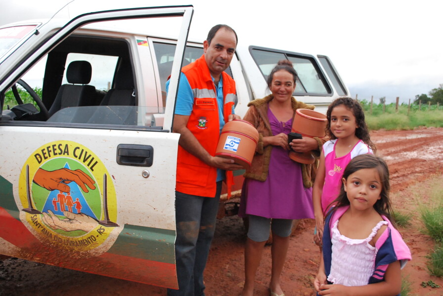 defesa-civil-municipal-entrega-filtros-de-barro-em-assentamentos