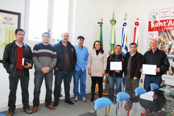 prefeito-entrega-certificados-a-servidores-municipais