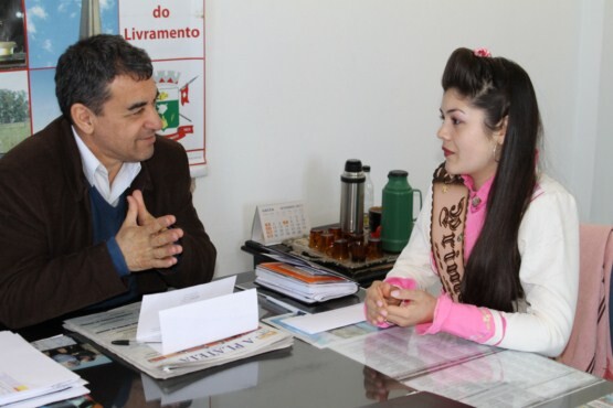 wainer-recebe-visita-da-primeira-prenda-da-18-regiao-tradicionalista