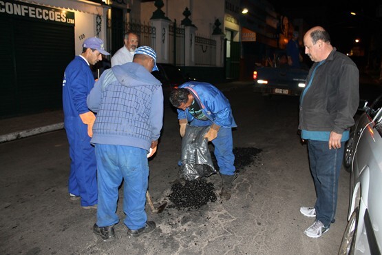 operacao-tapa-buracos-e-realizada-nas-ruas-centrais-da-cidade