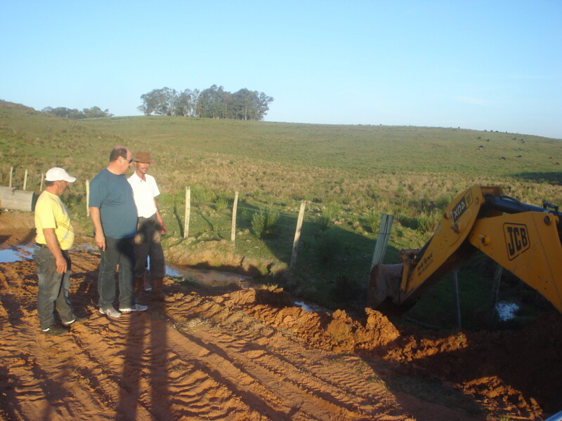 secretaria-de-obras-repoe-bueiros-na-zona-rural