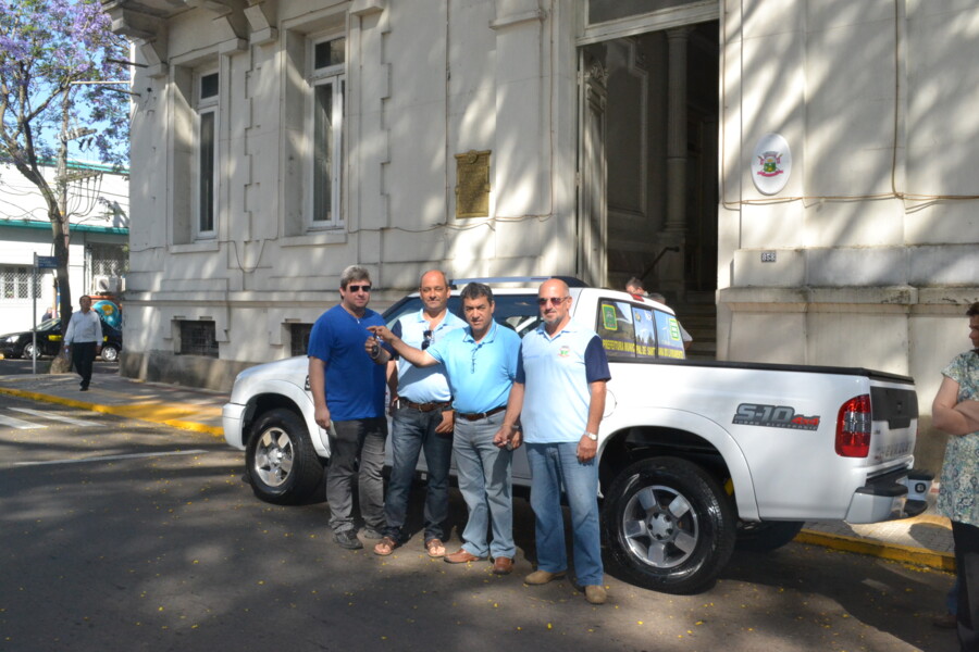 secretaria-de-saude-recebe-duas-novas-caminhonetes-para-atendimento-na-cidade-e-interior