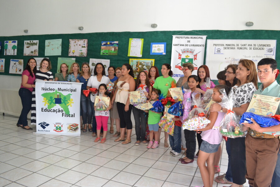 secretaria-entrega-premiacao-do-concurso-de-combate-a-hidatidose