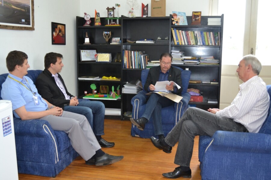 prefeito-recebe-representantes-do-banco-do-brasil-e-trata-de-projeto-de-complementacao-educacional