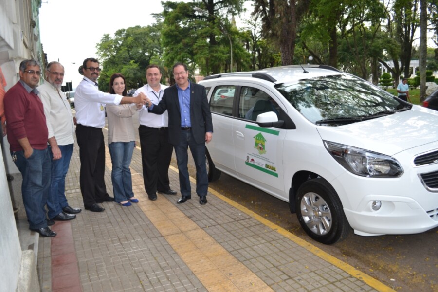 prefeito-entrega-veiculo-0km-a-secretaria-municipal-de-assistencia-e-inclusao-social