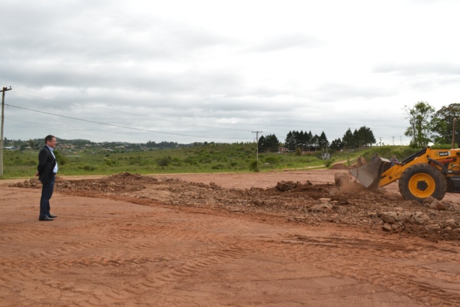 prefeito-vistoria-obras-das-futuras-instalacoes-da-usina-de-asfalto