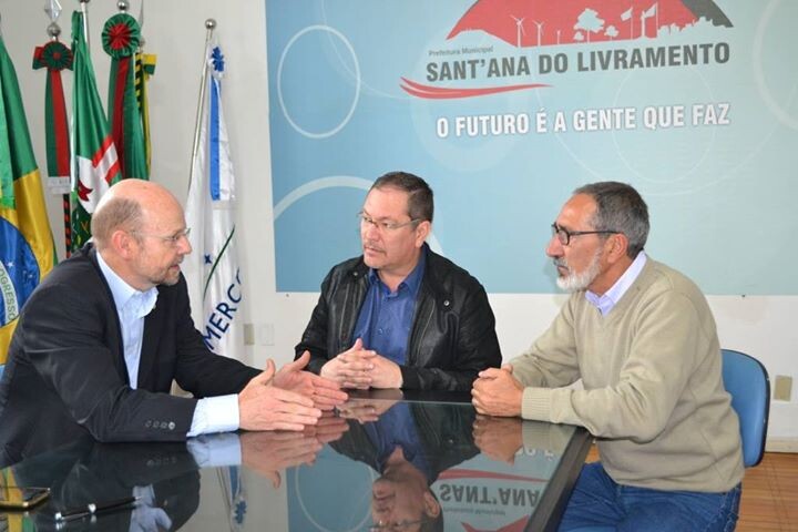 prefeito-recebe-deputado-federal-bohn-gass-que-anuncia-emenda-de-mais-de-r-1-milhao-para-pavimentacao-na-cidade