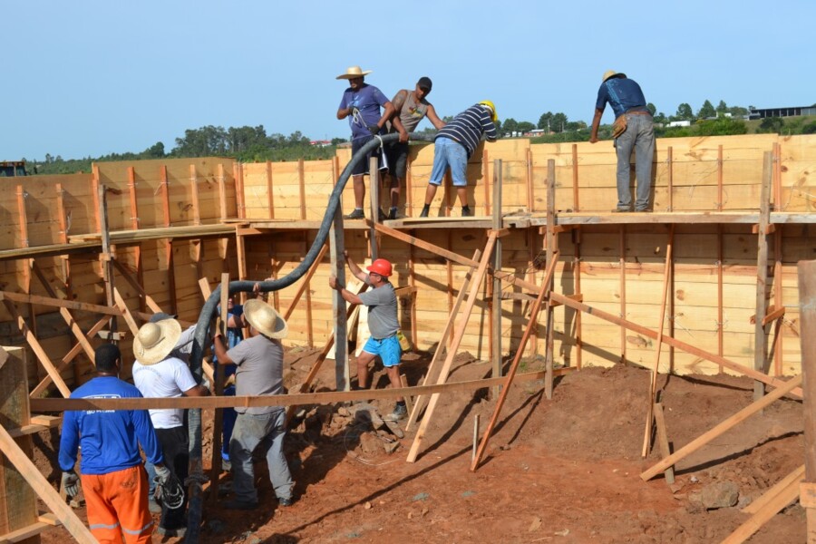 prefeito-acompanha-ultima-concretagem-da-obra-que-abrigara-a-usina-de-asfalto