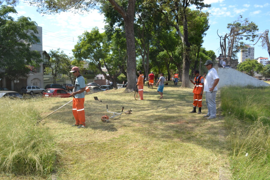 secretaria-de-servicos-urbanos-realiza-limpeza-na-praca-oriovaldo-grecelle
