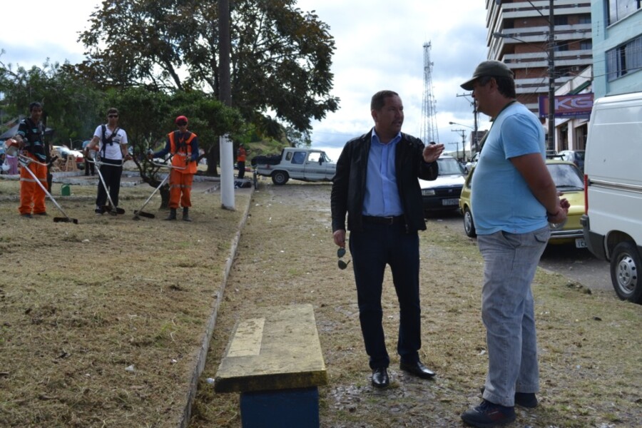 prefeito-vistoria-limpeza-na-praca-argentina