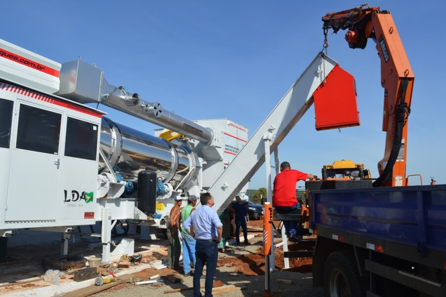 prefeito-acompanha-fase-final-de-instalacao-da-usina-de-asfalto