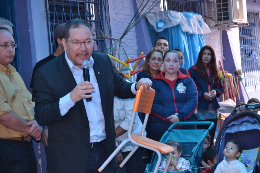 prefeito-entrega-novo-mobiliario-para-a-emei-dudu