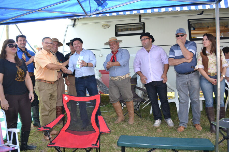 prefeito-recebe-doacao-de-mais-de-140-litros-de-leite-para-a-santa-casa