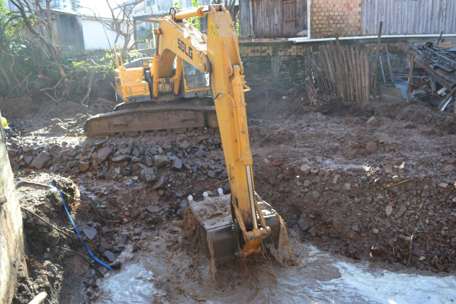 dae-continua-trabalhando-para-consertar-adutora-no-centro