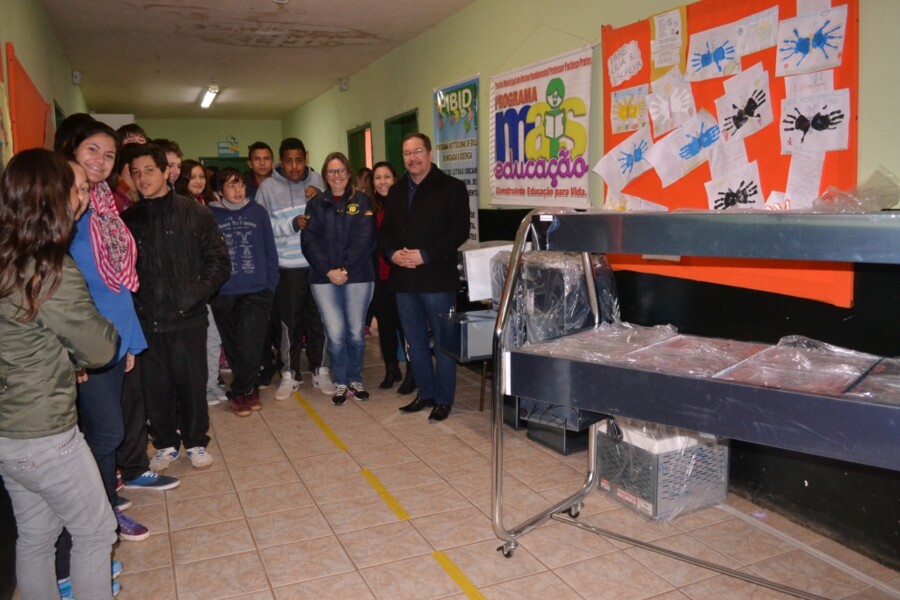 prefeito-entrega-mobiliario-e-novos-equipamentos-a-escola-pacheco-prates