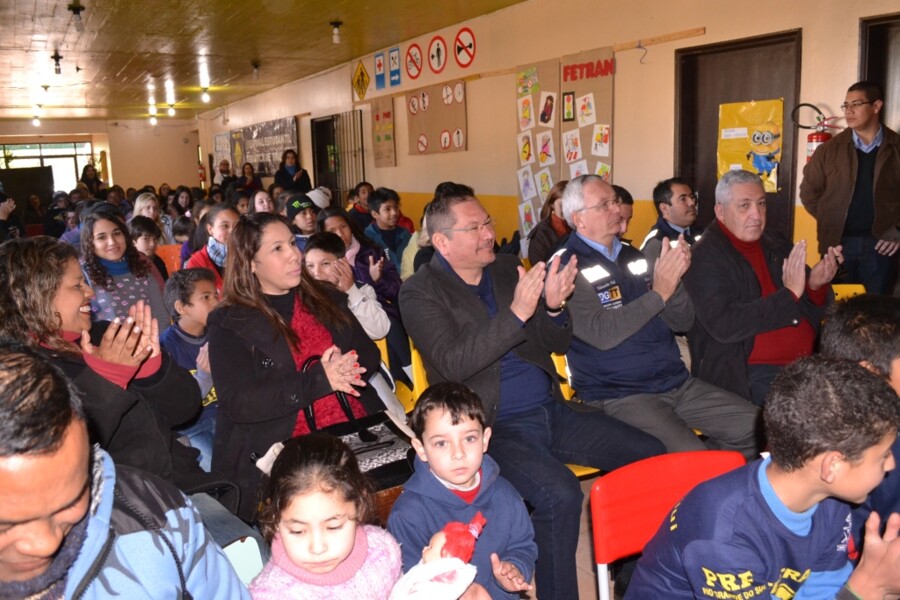 prefeito-visita-escola-celia-irulegui-e-acompanha-apresentacao-de-videos-sobre-educacao-para-o-transito