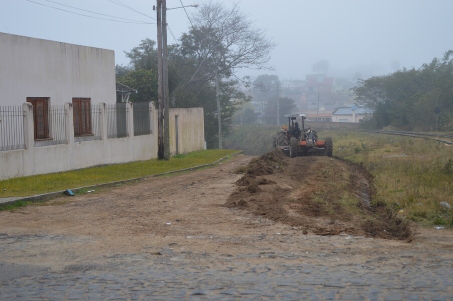 secretaria-de-obras-realiza-patrolamento-na-travessa-colorado