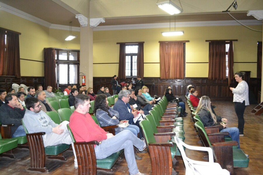 vigilancia-sanitaria-orienta-profissionais-sobre-manipulacao-de-alimentos