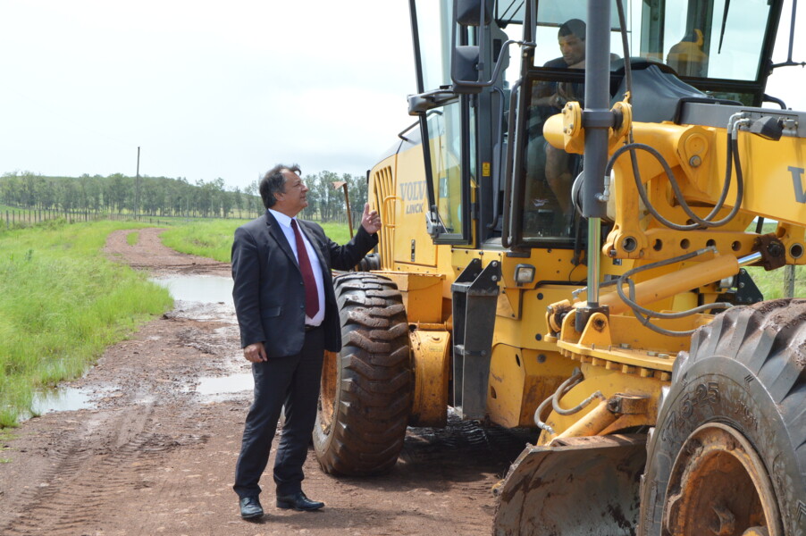 ico-charopen-acompanha-servico-de-recuperacao-de-estrada-rural