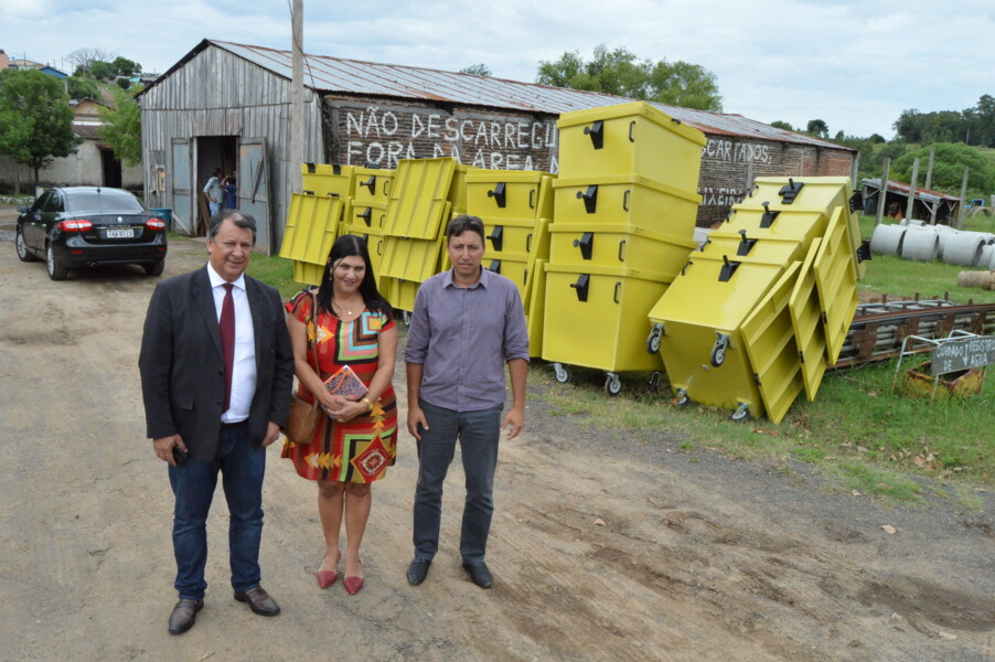 prefeito-vice-e-secretario-recebem-50-conteineres-da-empresa-de-coleta-de-lixo