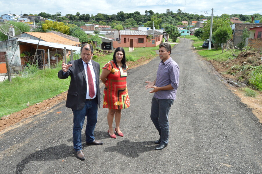 prefeito-e-vice-acompanham-teste-de-melhoria-no-pavimento-com-baixo-custo-na-vila-menezes