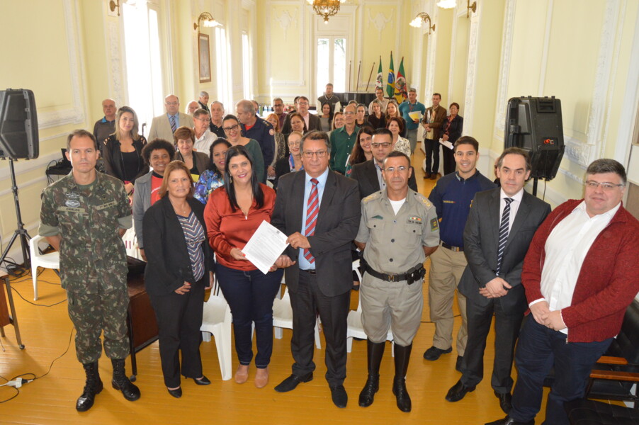 ato-marca-a-assinatura-do-decreto-de-regulamentacao-municipal-do-marco-regulatorio