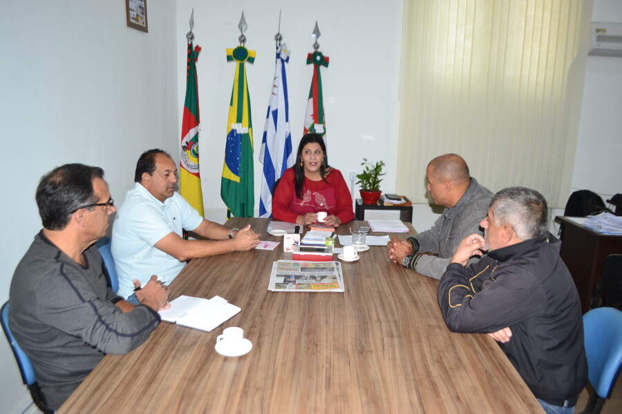 vice-prefeita-recebe-o-vereador-antonio-zenoir-e-presidente-do-camelodromo