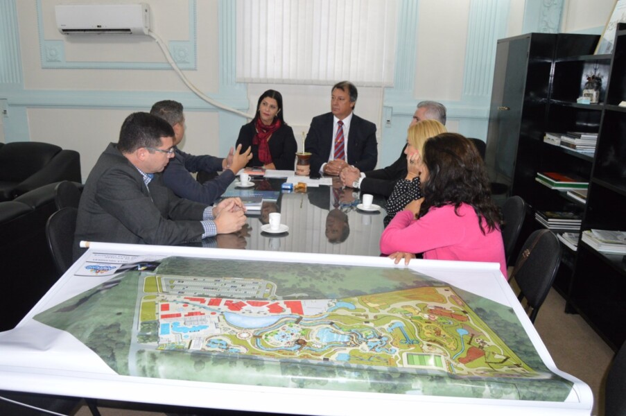 prefeito-e-vice-recebem-grupo-do-complexo-amsterland