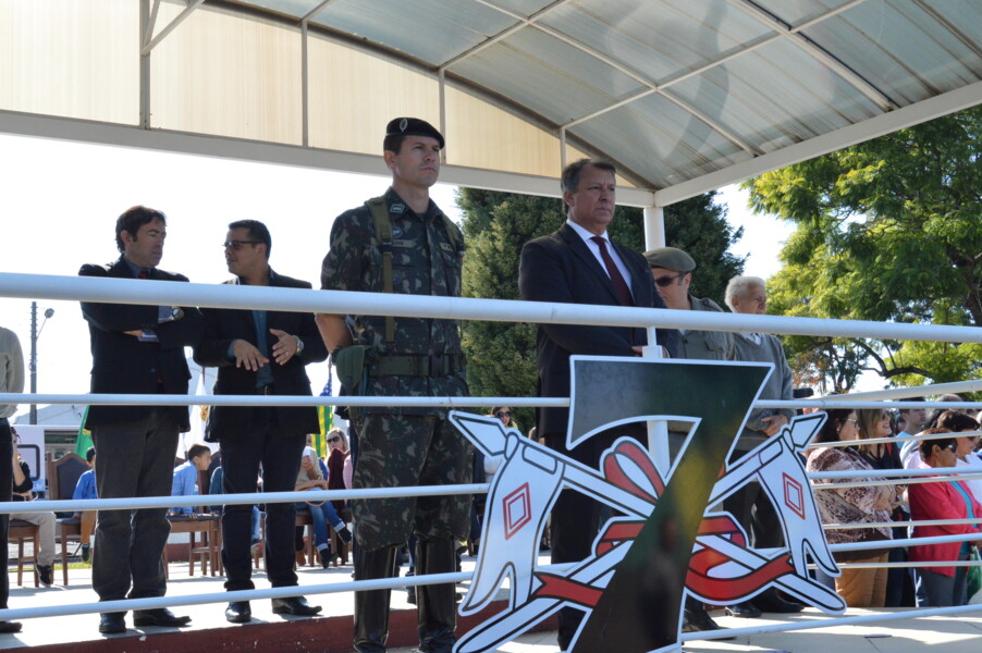 prefeito-participa-de-entrega-da-boina-7-rc-mec