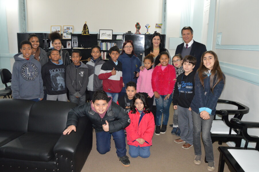prefeito-e-vice-recebem-alunos-da-escola-rivadavia-correa