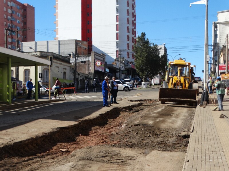 secretaria-de-obras-realiza-reparos-na-avenida-tamandare