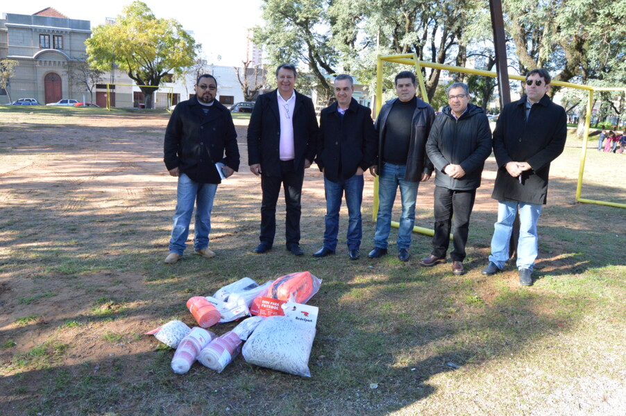 materiais-esportivos-sao-doados-para-praca-da-bandeira