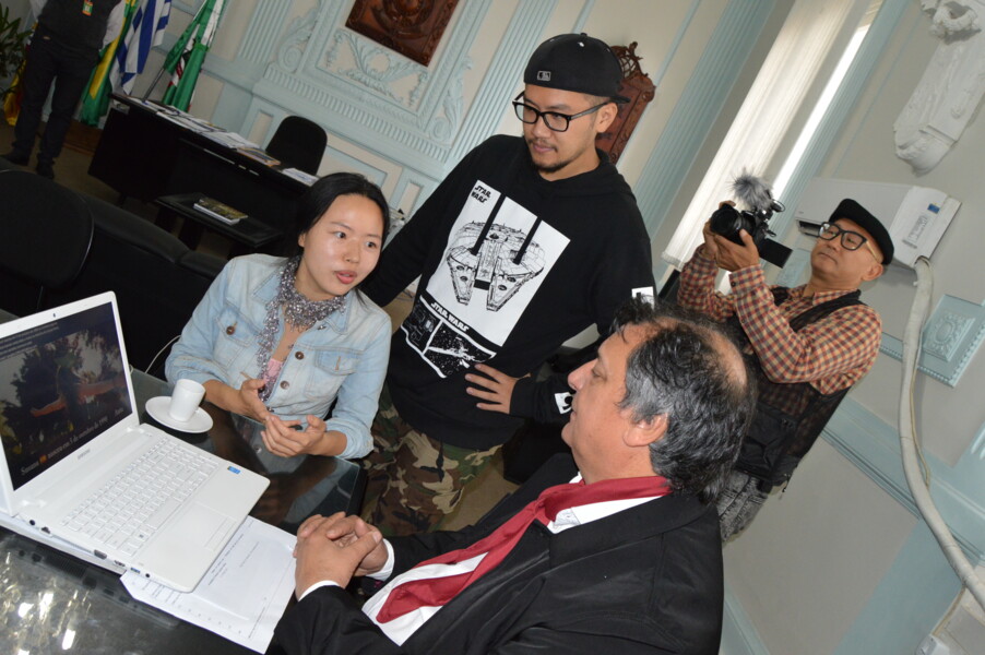 gravando-documentario-na-fronteira-chineses-sao-recebidos-na-prefeitura