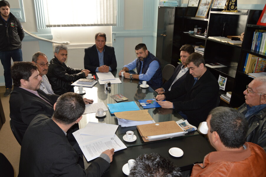 prefeito-e-vereadores-discutem-viabilidade-de-instalacao-de-novas-linhas-de-transporte-coletivo