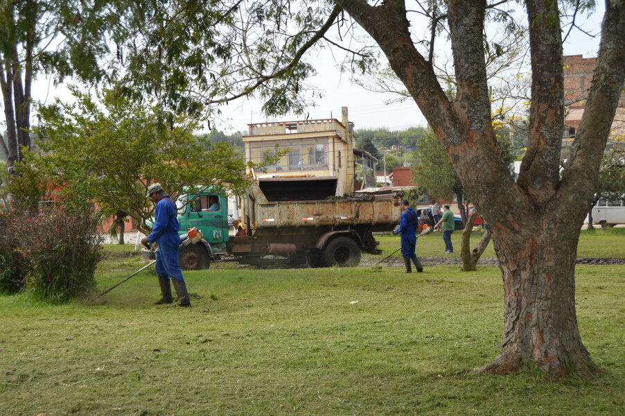 apos-festejos-praca-artigas-passa-por-limpeza