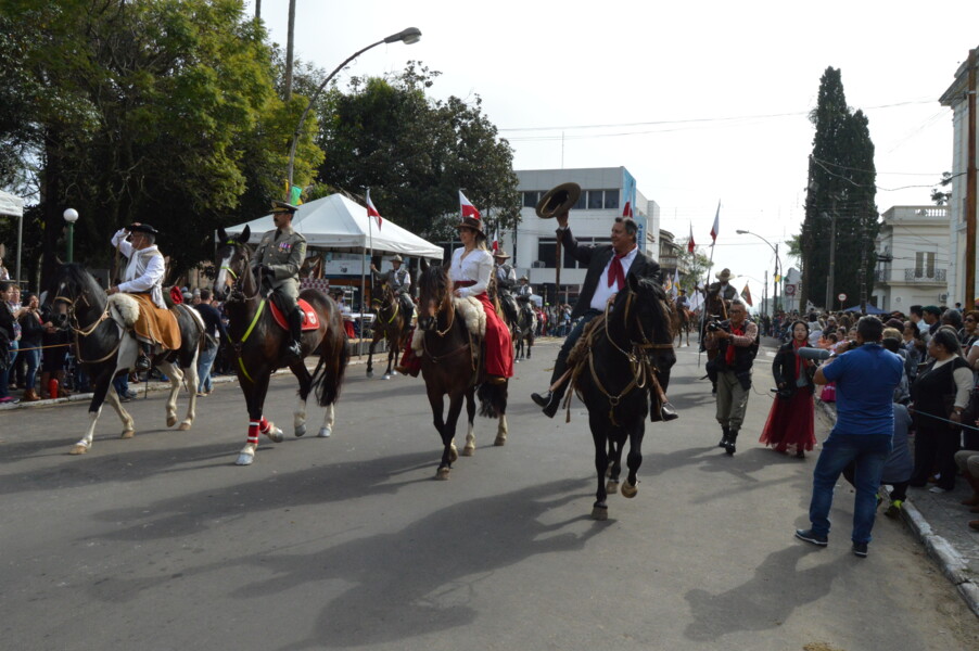 quase-3-mil-cavaleiros-participaram-do-desfile-farroupilha-2017